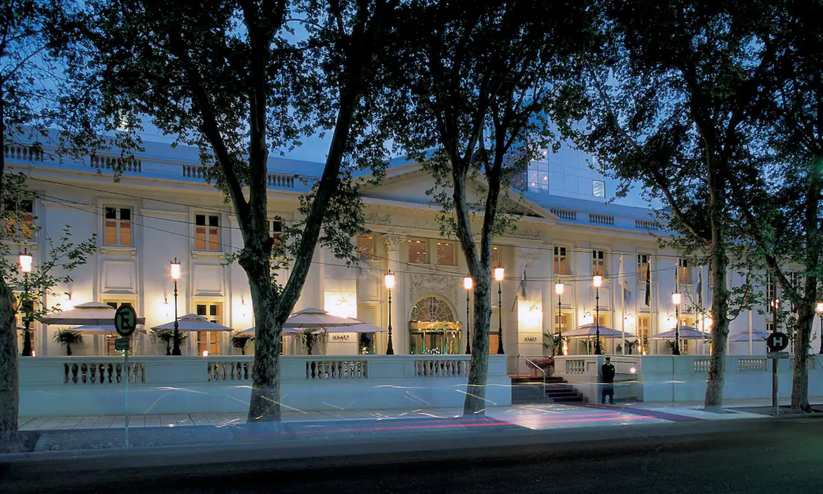 3 Indulge in luxury at Park Hyatt Hotel Mendoza. Enjoy a private city tour, visit prestigious wineries, and relax in world-class amenities. Book now!