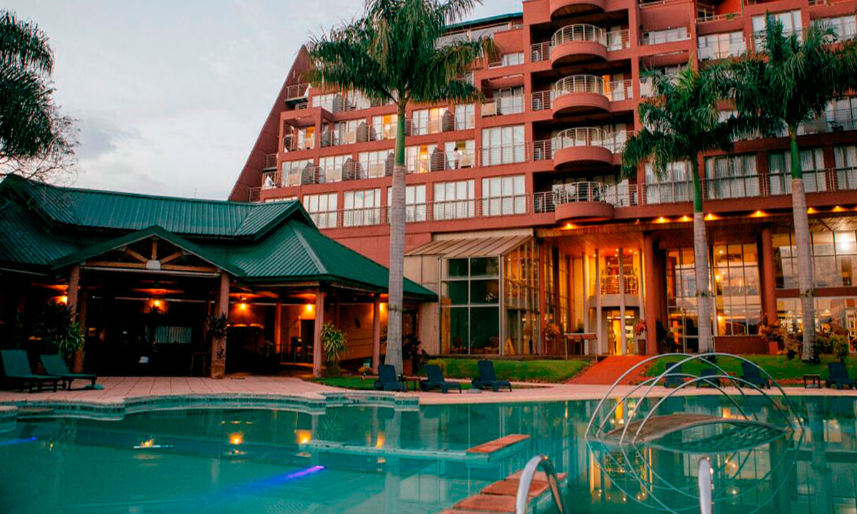 2 Explora las majestuosas Cataratas del Iguazú con lujo, alojándote en el Hotel 5 Estrellas Amerian Portal del Iguazú