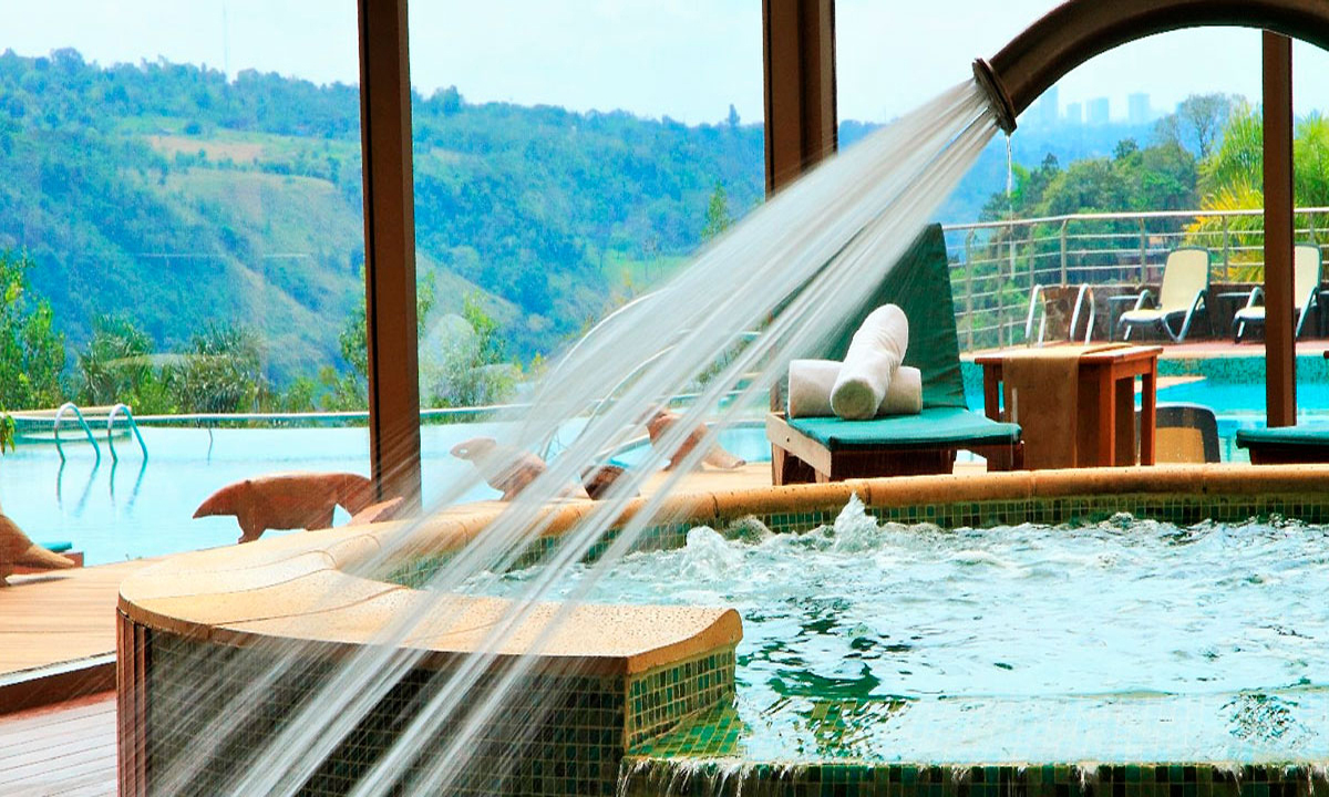 5 Explora las majestuosas Cataratas del Iguazú con lujo, alojándote en el Hotel 5 Estrellas Amerian Portal del Iguazú