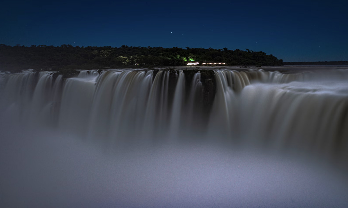 2 Experimenta la impresionante belleza de las Cataratas del Iguazú desde la comodidad de Meliá Iguazú Resort & Spa.