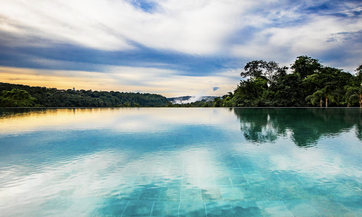 4 Experimenta la impresionante belleza de las Cataratas del Iguazú desde la comodidad de Meliá Iguazú Resort & Spa.